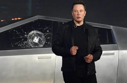 Kính chống đạn của Cybertruck bị nứt ngay trên sân khấu sau hai cú ném thử độ bền. Ảnh: Reuters