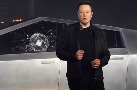 Kính chống đạn của Cybertruck bị nứt ngay trên sân khấu sau hai cú ném thử độ bền. Ảnh: Reuters