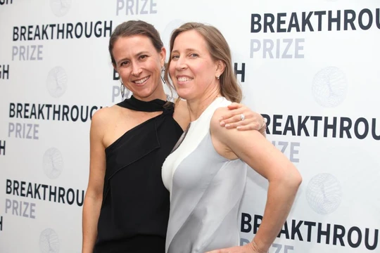 Chị em nhà Wojcicki - Anne Wojcicki (trái), CEO của 23andMe và Susan Wojcicki (phải), CEO của YouTube đều góp mặt trong top 100 người phụ nữ quyền lực 2019 của Forbes. Ảnh: Forbes