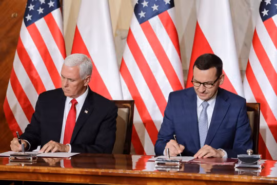 Phó Tổng thống Hoa Kỳ Mike Pence (trái) và Tổng thống Ba Lan Andrzej Duda (phải) đã ký kết một thỏa thuận chung liên quan đến an ninh mạng 5G. Ảnh: Gizchina