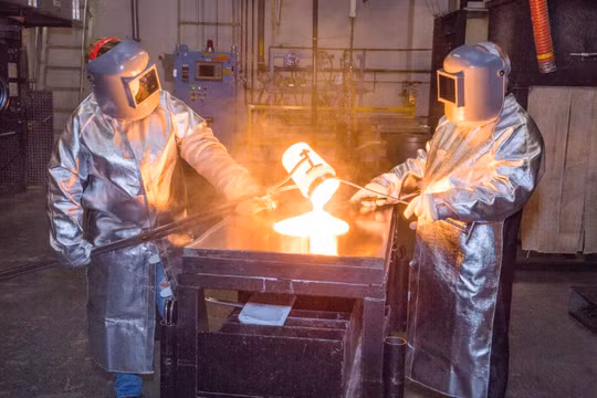 Corning là một công ty Mỹ chuyên cung cấp mặt kính cho các sản phẩm của Apple. Ảnh: CNET