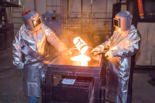 Corning là một công ty Mỹ chuyên cung cấp mặt kính cho các sản phẩm của Apple. Ảnh: CNET