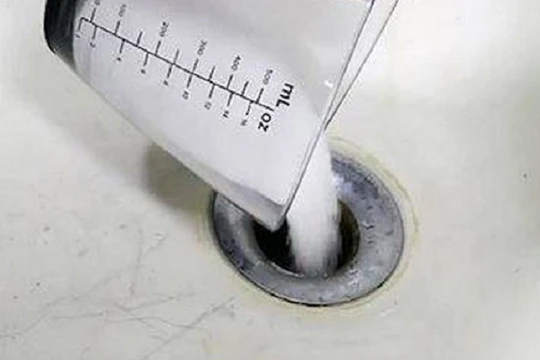 Bột thông cống có màu trắng, khiến trẻ hiểu nhầm thành vật có thể ăn được