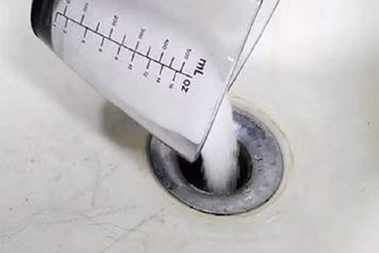 Bột thông cống có màu trắng, khiến trẻ hiểu nhầm thành vật có thể ăn được