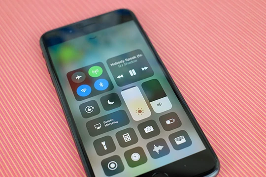 Chỉ với vài tinh chỉnh nhỏ, bạn đã có thể tiết kiệm đáng kể lượng pin trên thiết bị sử dụng iOS 11. (Ảnh: CNET)