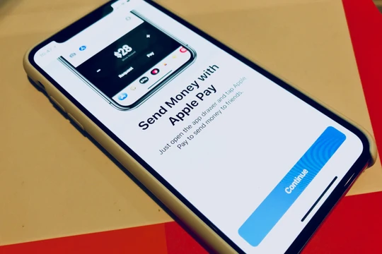 Để sử dụng Apple Pay Cash, người dùng phải cập nhật phiên bản iOS 11.2. Nguồn: Mashable