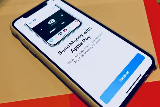 Để sử dụng Apple Pay Cash, người dùng phải cập nhật phiên bản iOS 11.2. Nguồn: Mashable