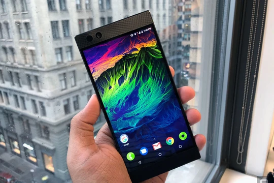 Razer Phone ra mắt 15/11/2017, là mẫu smartphone đầu tay của Razer (Nguồn: Engadget)