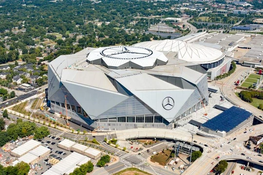Quang cảnh bên ngoài sân vận động Mercedes-Benz Stadium tại thành phố Atalanta (Mỹ). Nguồn: Solar Industry