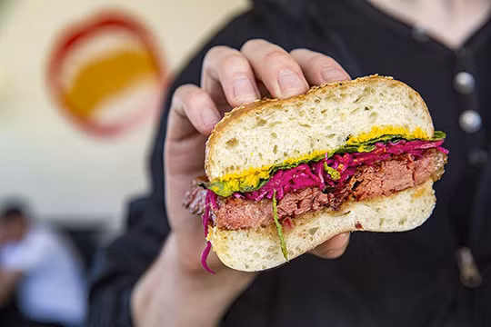 Chỉ bằng cách thay đổi góc nhìn và thêm vào một vài yếu tố đơn giản, bạn đã có một tấm ảnh chụp món ăn thành công.