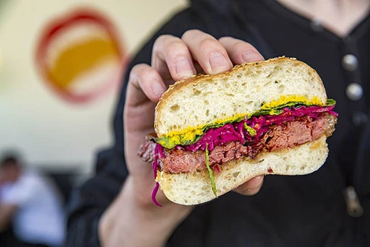 Chỉ bằng cách thay đổi góc nhìn và thêm vào một vài yếu tố đơn giản, bạn đã có một tấm ảnh chụp món ăn thành công.