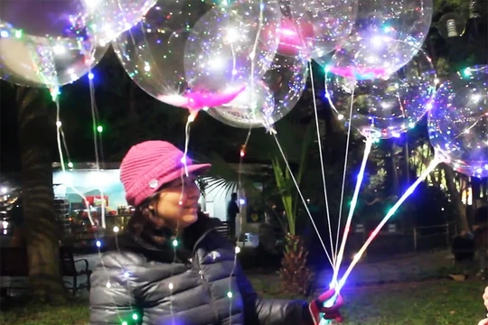 Bóng bay phát sáng Galaxy là trào lưu mới rộ lên trong thời gian gần đây. 