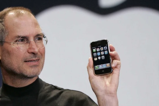 Steve Jobs và chiếc iPhone đầu tiên. Nguồn: Business Insider