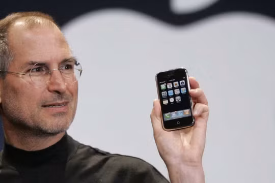 Steve Jobs và chiếc iPhone đầu tiên. Nguồn: Business Insider