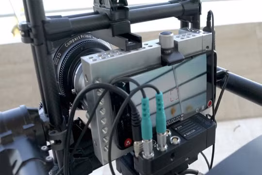 Một hình ảnh hay đoạn phim thương mại có dòng chữ "Chụp/Quay bởi điện thoại" thường được thực hiện với các loại thiết bị hỗ trợ chuyên nghiệp như thế này