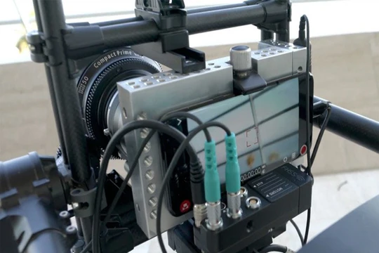 Một hình ảnh hay đoạn phim thương mại có dòng chữ "Chụp/Quay bởi điện thoại" thường được thực hiện với các loại thiết bị hỗ trợ chuyên nghiệp như thế này