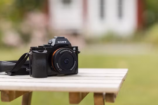 Mẫu ống kính Citograph 35mm lắp trên thân máy ảnh Sony.