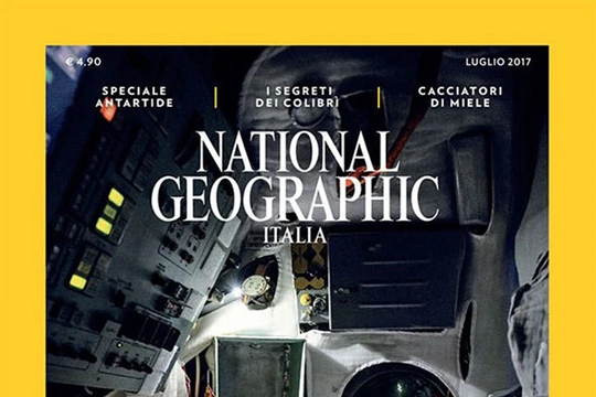 Phi hành gia Paolo Nespoli ngồi bên trong buồng lái giả lập tàu Soyuz, được chiếu sáng bằng đèn flash của iPhone. (Ảnh: Alessandro Barteletti)