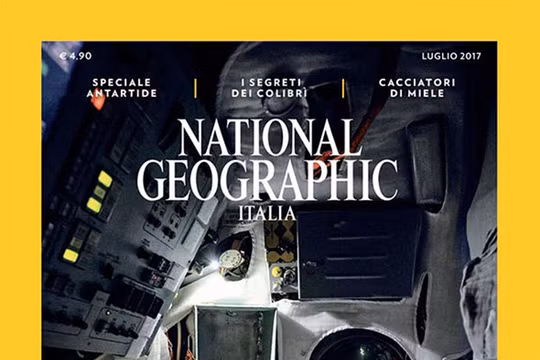 Phi hành gia Paolo Nespoli ngồi bên trong buồng lái giả lập tàu Soyuz, được chiếu sáng bằng đèn flash của iPhone. (Ảnh: Alessandro Barteletti)