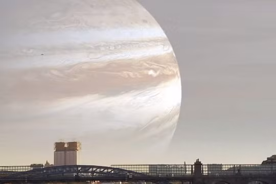 Siêu trăng sẽ không còn là hiện tượng quá hiếm gặp nếu Mặt trăng chỉ cách Trái Đất một khoảng bằng với vệ tinh Quốc tế ISS. Nguồn: Mirror