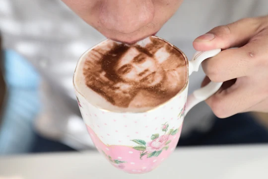 Bất cứ tấm hình selfie nào cũng có thể được in hoàn hảo lên lớp kem sữa của Selficino. Nguồn: Japan Times