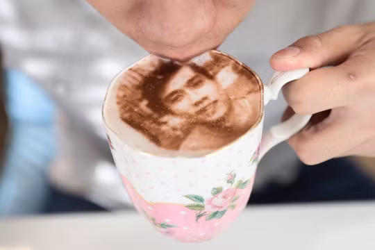 Bất cứ tấm hình selfie nào cũng có thể được in hoàn hảo lên lớp kem sữa của Selficino. Nguồn: Japan Times