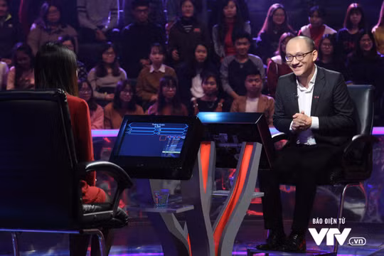 Mặc dù rất hồi hộp nhưng nhà báo Phan Đăng vẫn tròn vai trên ghế "nóng" của "Ai là triệu phú". Nguồn: VTV