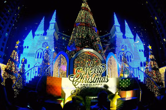 Royal City được trang hoàng lộng lẫy để chuẩn bị cho lễ Giáng sinh