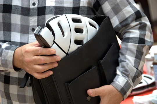 Bạn có thể gập lại và nhét vừa Liquid Helmet vào trong cặp xách. Nguồn: Liquid Force