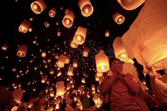 Bức ảnh này được chụp vào lễ hội Yeeping và đây là lần đầu Simon Bond ghé thăm lễ hội này. Theo anh chụp ảnh trong môi trường thiếu sáng là một thử thách lớn.