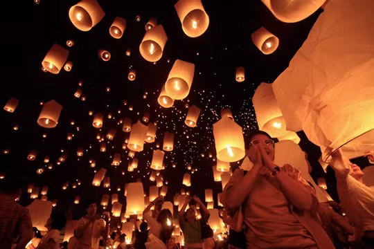 Bức ảnh này được chụp vào lễ hội Yeeping và đây là lần đầu Simon Bond ghé thăm lễ hội này. Theo anh chụp ảnh trong môi trường thiếu sáng là một thử thách lớn.