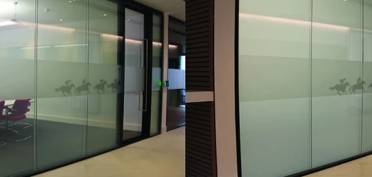 Chỉ trong vài giây, tấm kính sẽ đổi từ trong suốt sang trắng đục tùy theo yêu cầu của người dùng. Nguồn: ESG