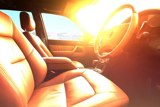 Nhiều ô tô phơi nắng ngoài trời, trong khoang xe có thể đạt nhiệt độ tới 60 - 70 độ C 