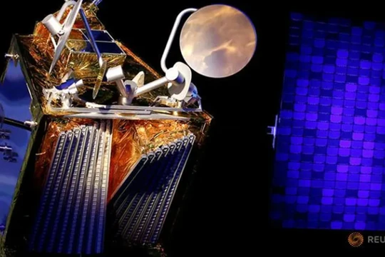 Mô hình thu nhỏ của vệ tinh Airbus OneWeb và bảng điều khiển năng lượng mặt trời của nó được Airbus công bố ở Pháp hôm 14.2. ẢNH: REUTERS