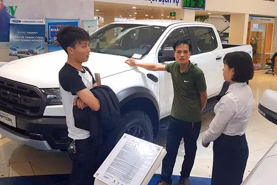 Lượng khách tìm đến showroom vẫn có nhưng chủ yếu là đi tham khảo thông tin và giá xe.