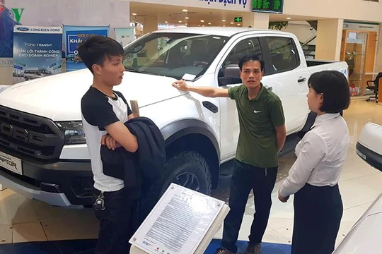 Lượng khách tìm đến showroom vẫn có nhưng chủ yếu là đi tham khảo thông tin và giá xe.