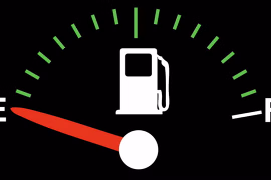 Việc hết xăng đột ngột trong lúc bạn đang chạy tốc độ cao sẽ làm cho động cơ bị hãm (chết máy) đột ngột, dễ xảy ra tai nạn 