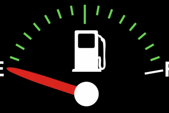 Việc hết xăng đột ngột trong lúc bạn đang chạy tốc độ cao sẽ làm cho động cơ bị hãm (chết máy) đột ngột, dễ xảy ra tai nạn 