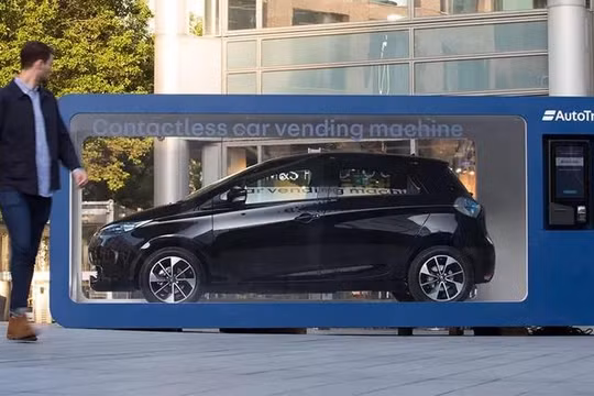 Máy bán ôtô tự động không cần tiếp xúc của Auto Trader nằm ở khu thương mại Spitalfields, London.