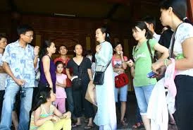 Không nên bắt buộc HDV du lịch phải có smartphone (ảnh: báo Tổ Quốc)