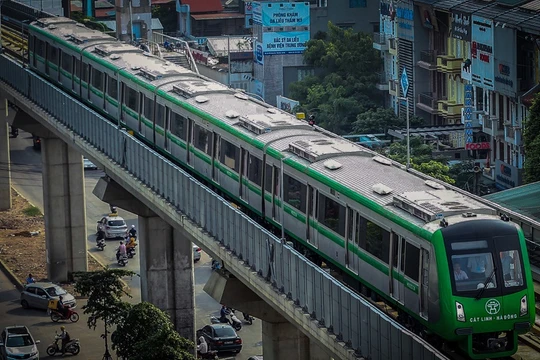 Đoàn tàu chạy thử nghiệm của tuyến đường mang số hiệu HN00304 xuất phát từ ga Cát Linh. Nguồn: Zing