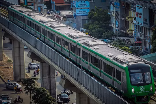Đoàn tàu chạy thử nghiệm của tuyến đường mang số hiệu HN00304 xuất phát từ ga Cát Linh. Nguồn: Zing