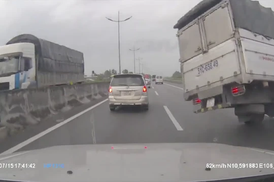 Hình ảnh một chiếc xe bị nổ lốp khi đang chạy trên cao tốc, được camera an ninh của chiếc xe phía sau ghi lại 