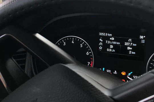 Hình ảnh thông số trên màn hình tap-lô cho thấy chiếc xe chỉ còn đi được thêm 2 km nữa 