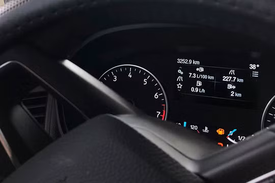 Hình ảnh thông số trên màn hình tap-lô cho thấy chiếc xe chỉ còn đi được thêm 2 km nữa 