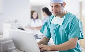 Sử dụng máy tính là một yêu cầu bắt buộc với các bác sĩ trong một nền y học hiện đại. (Ảnh: báo Dân Trí)