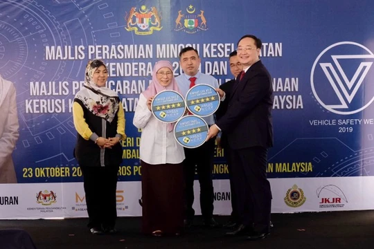 Phó thủ tướng Malaysia trao chứng nhận cho ông Trần Lê Phương – Phó Tổng giám đốc VinFast. 