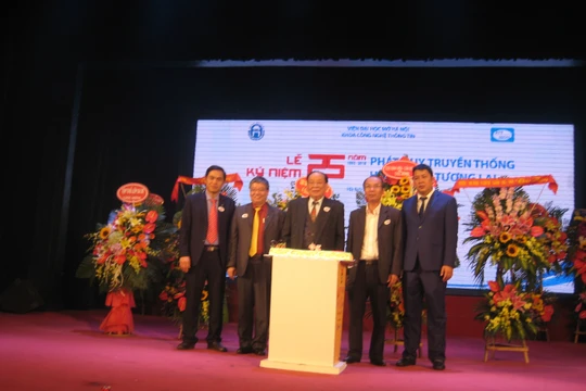 5 thế hệ lãnh đạo của Khoa CNTT Viện Đại học Mở Hà Nội. GS Thái Thanh Sơn (đứng giữa), trưởng khoa đầu tiên. TS Trương Tiến Tùng (bên trái), Viện trưởng Viện Đại học Mở Hà Nội