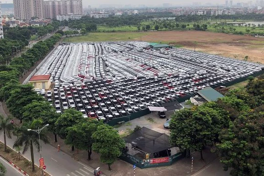 Có những thời điểm các dòng xe nhập khẩu đỗ chật các kho bãi của các thương hiệu Nhật Bản chờ thông quan để đến tay người tiêu dùng