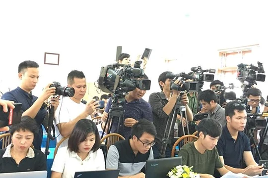 Rất đông báo chí đã dự cuộc họp báo trưa 23/7 về thanh tra kết quả thi THPT 2018 tại Sơn La. Ảnh: báo Tiền Phong
